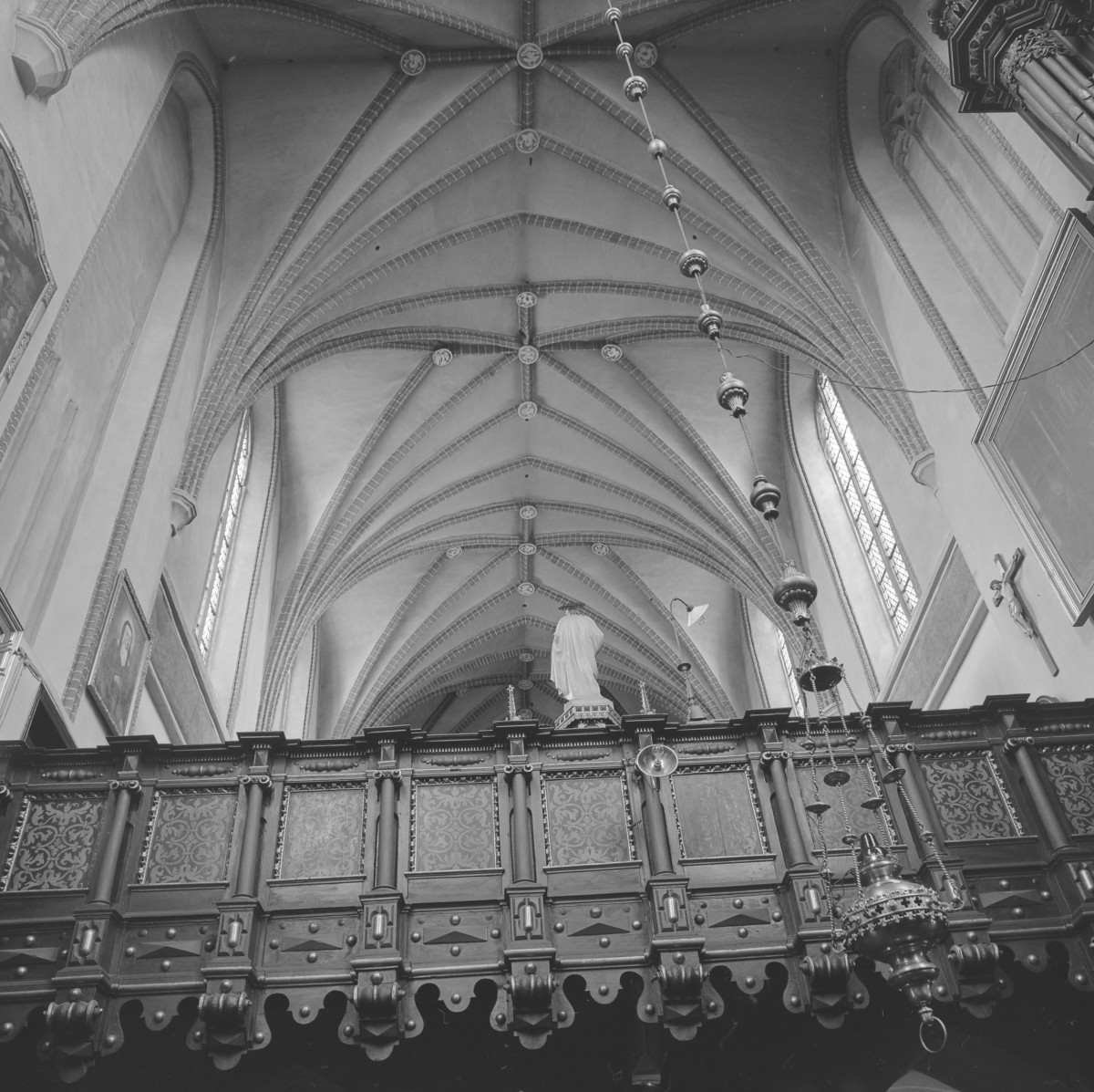 Kościół św. Jan Chrzciciela i św. Jana Ewangelisty - wnętrze: drewniana empora i sklepienie krzyżowo żebrowe, skan 1