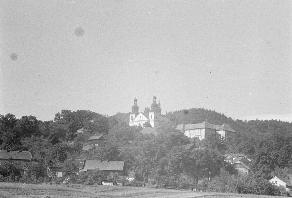 zespół klasztorny Bernardynów - kościół pw. Matki Boskiej Anielskiej - elewacja frontowa - widok na wzgórze, skan 1