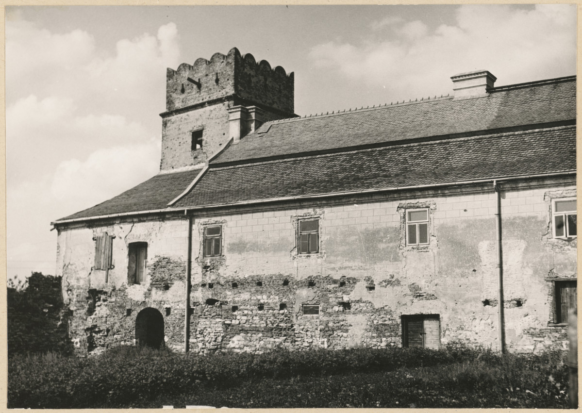 Zespół opactwa cystersów - budynek gospodarczy przyległy do wieży Attykowej , widok od strony płd.   , skan 1