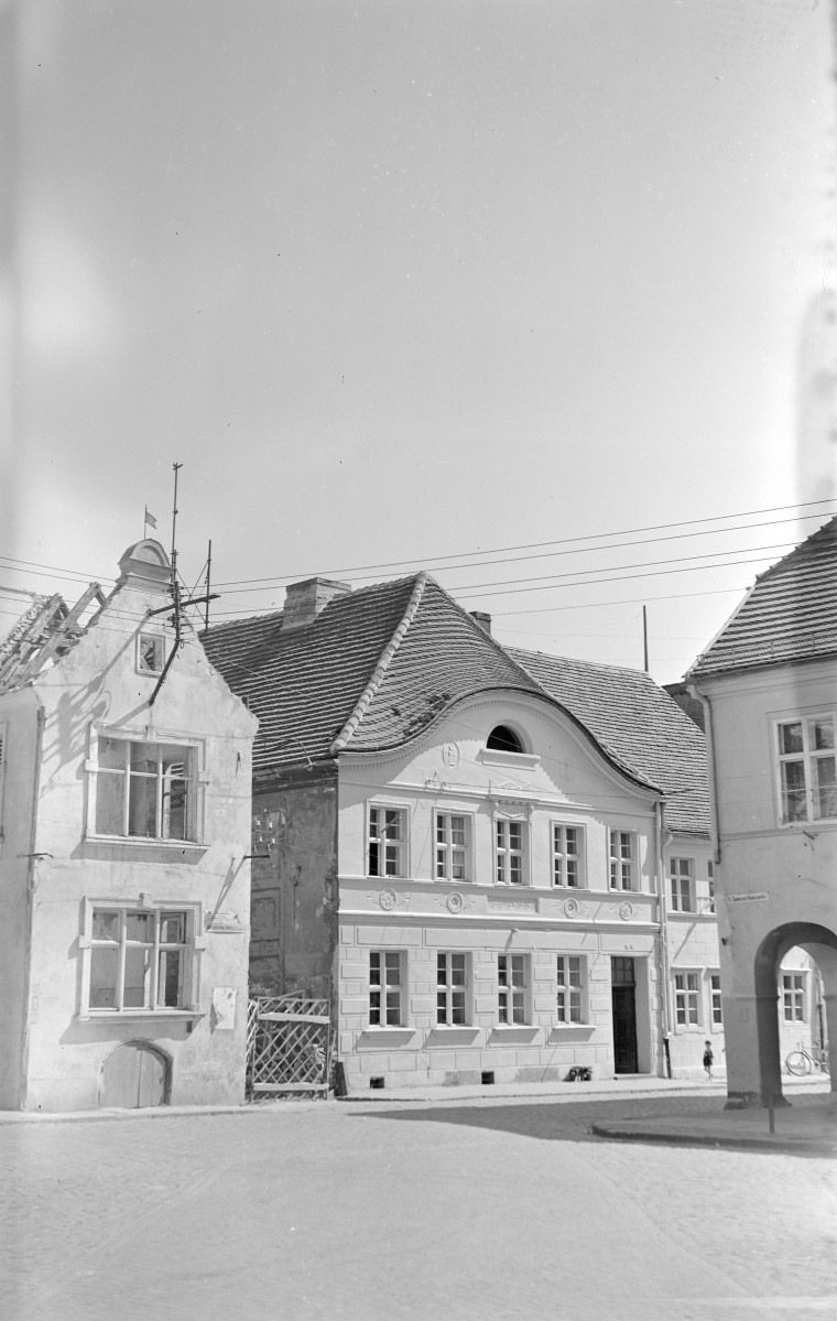 Rynek - kamienica Hemptenmacherów, elewacja z wybrzuszonym szczytem, skan 1