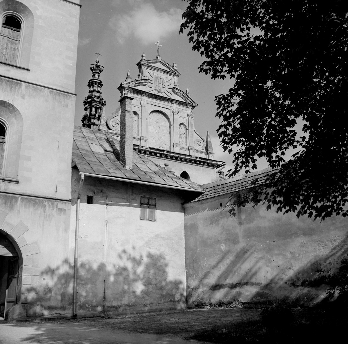 klasztor Klarysek - kościół pw. Świętej Trójcy - szczyt kościoła, mury obronne oraz wieża bramna z przejazdem - elewacja frontowa - fragment, skan 1