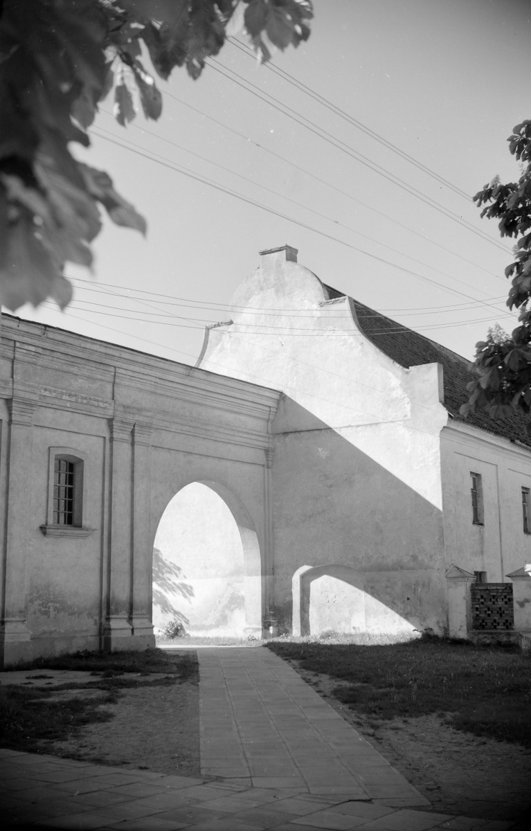 Kościół i klasztor Dominikanów - przejście na cmentarz kościelny, skan 1