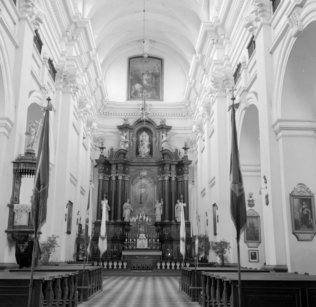 kościół pw. Serca Pana Jezus - wnętrze: widok na ołtarz główny, skan 1
