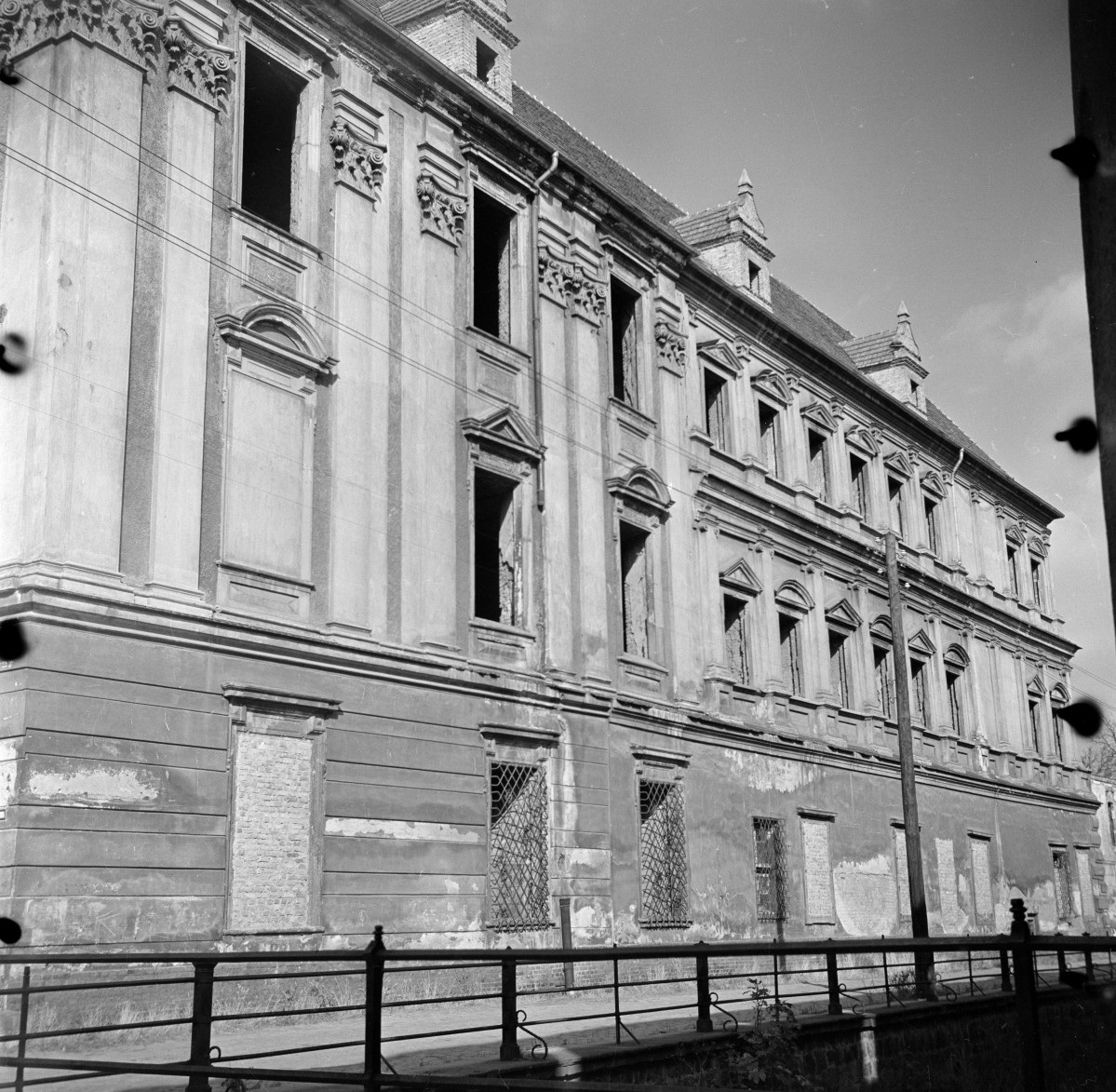 pałac biskupów - elewacja płd. - wsch., skan 1