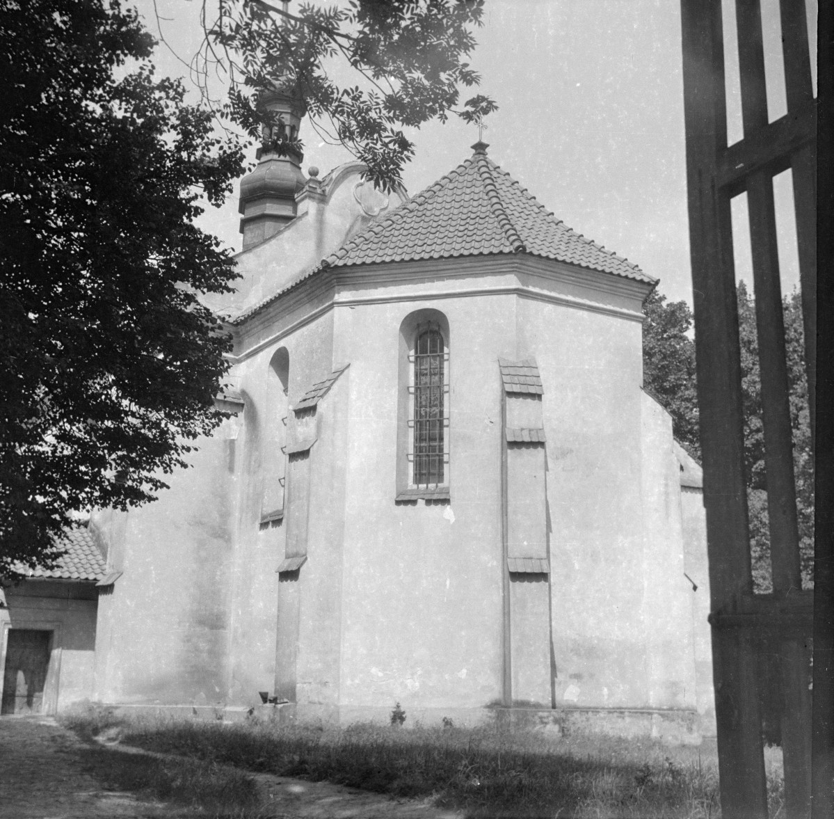 kościół pw. Nawrócenia św. Pawła Apostoła - elewacja od południowego - wschodu - prezbiterium, skan 1