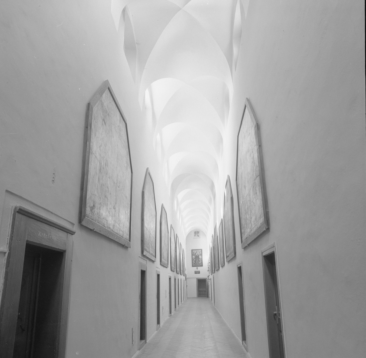 klasztor ss. Mniszek Benedyktynek - wnetrze - korytarz skrzydła wschodniego, skan 1
