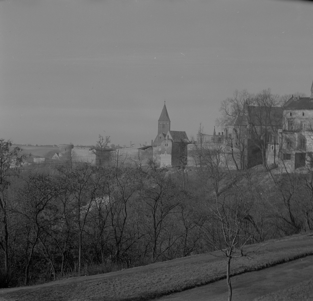 miejskie mury obronne - fragment odcinka południowego - w tle kościół pw. Świętego Ducha, skan 1