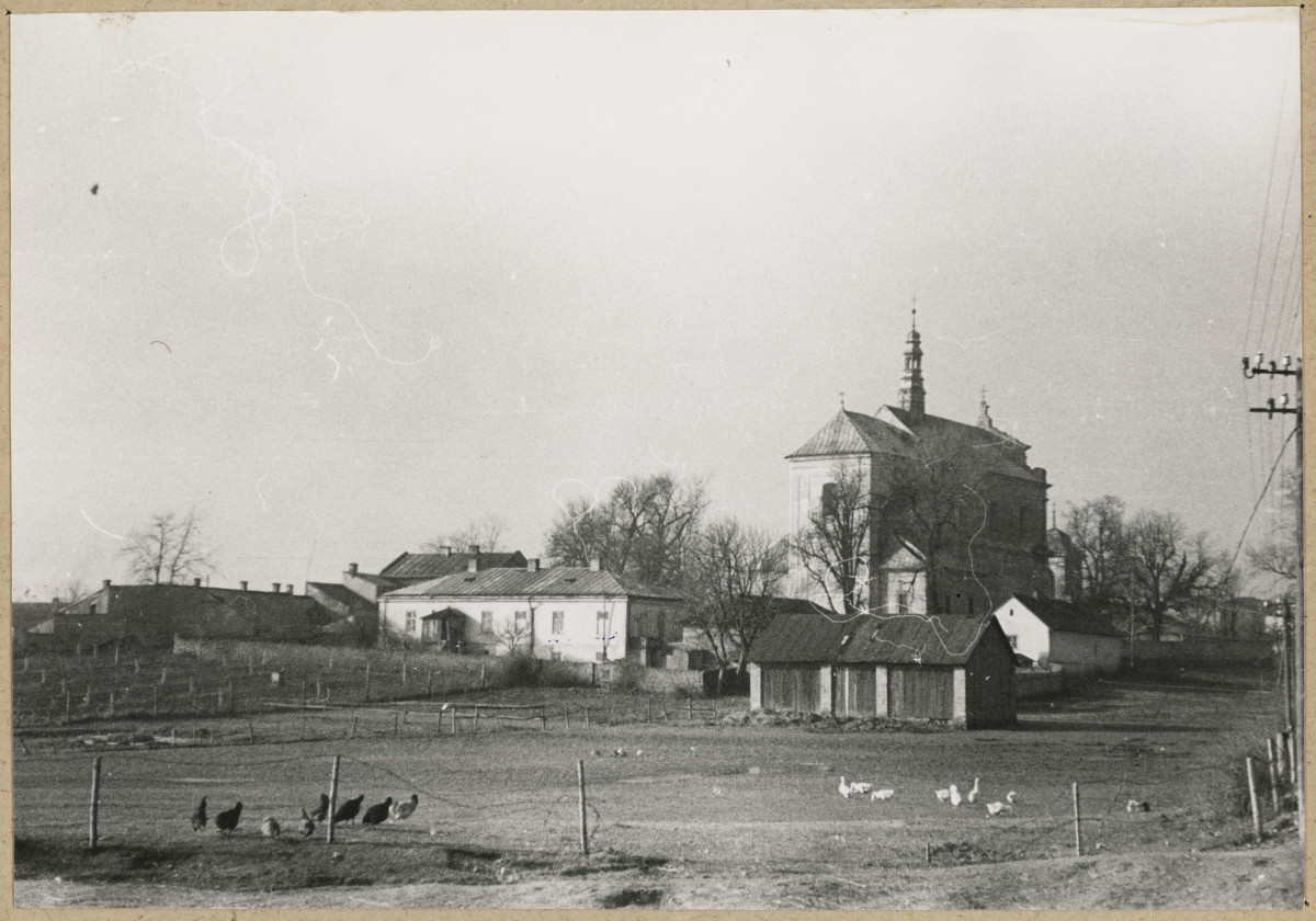 Kościół parafialny wraz z sąsiednimi zabudowaniami - widok ogólny, skan 1