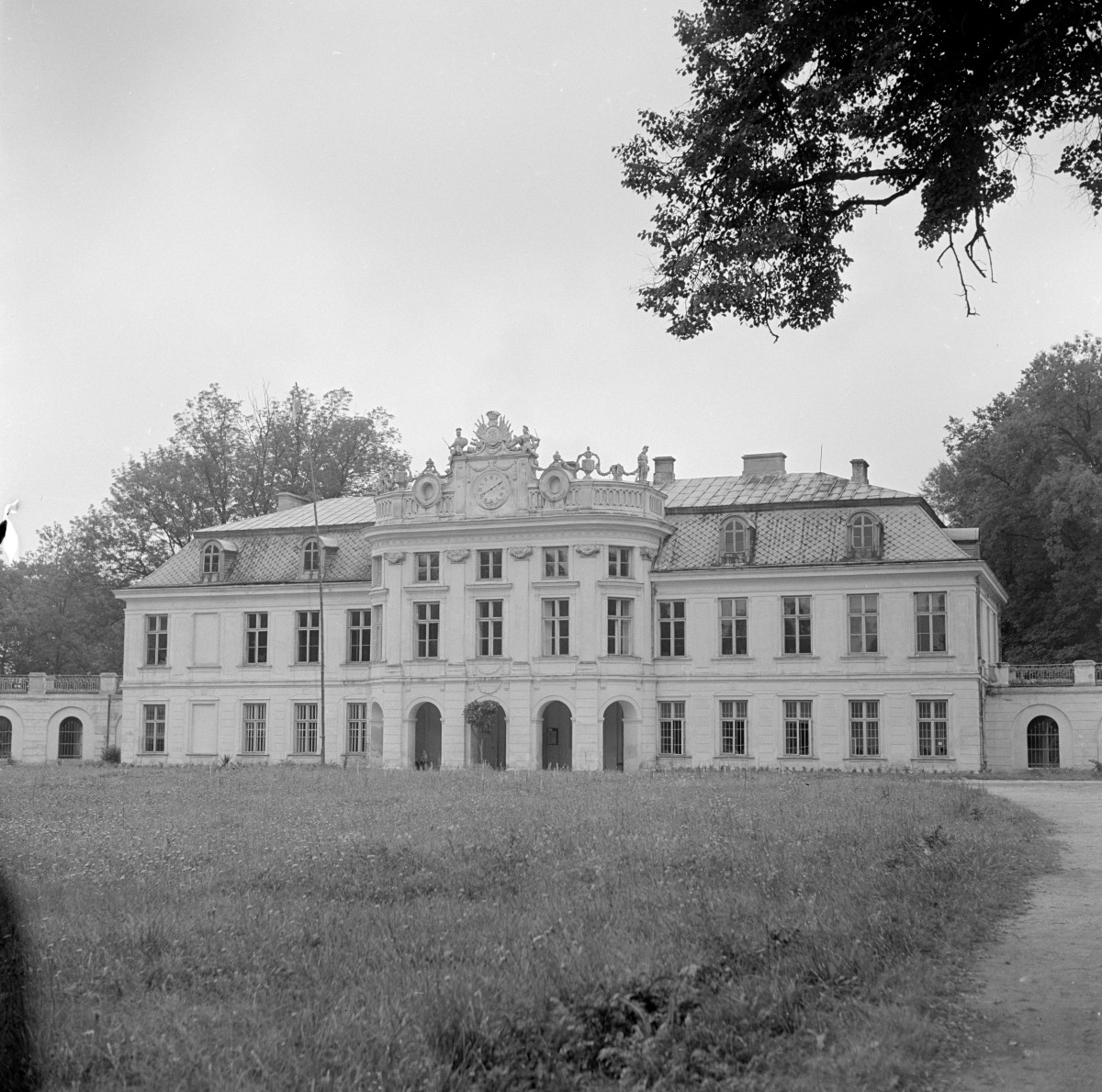 pałac - elewacja frontowa, skan 1