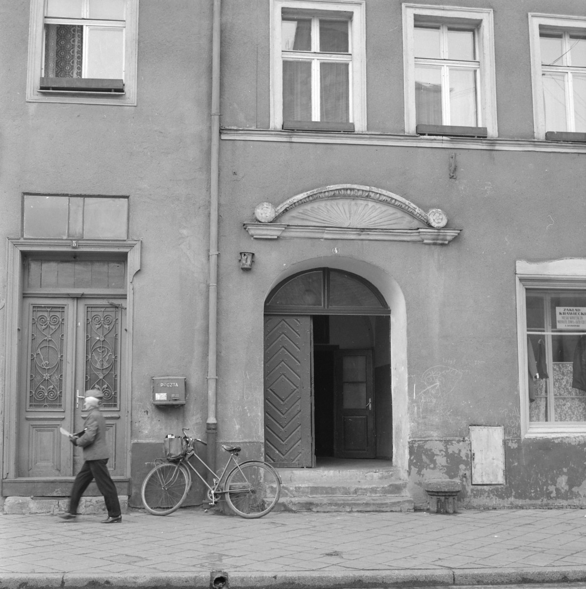 Kamienica - elewacja frontowa. Portal., skan 1