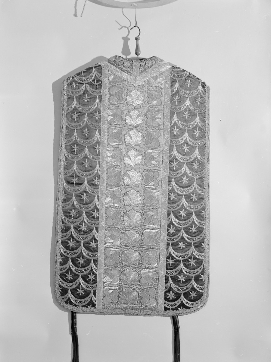 Kościół pw. Wniebowzięcia NMP i Świętego Józefa - ornat czarny, druga połowa XIX wieku, tkanina, Polska, skan 1