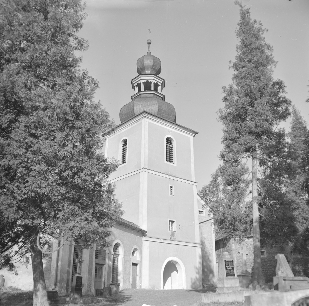 Kościół św. Jerzego - widok ogólny dzwonnicy., skan 1