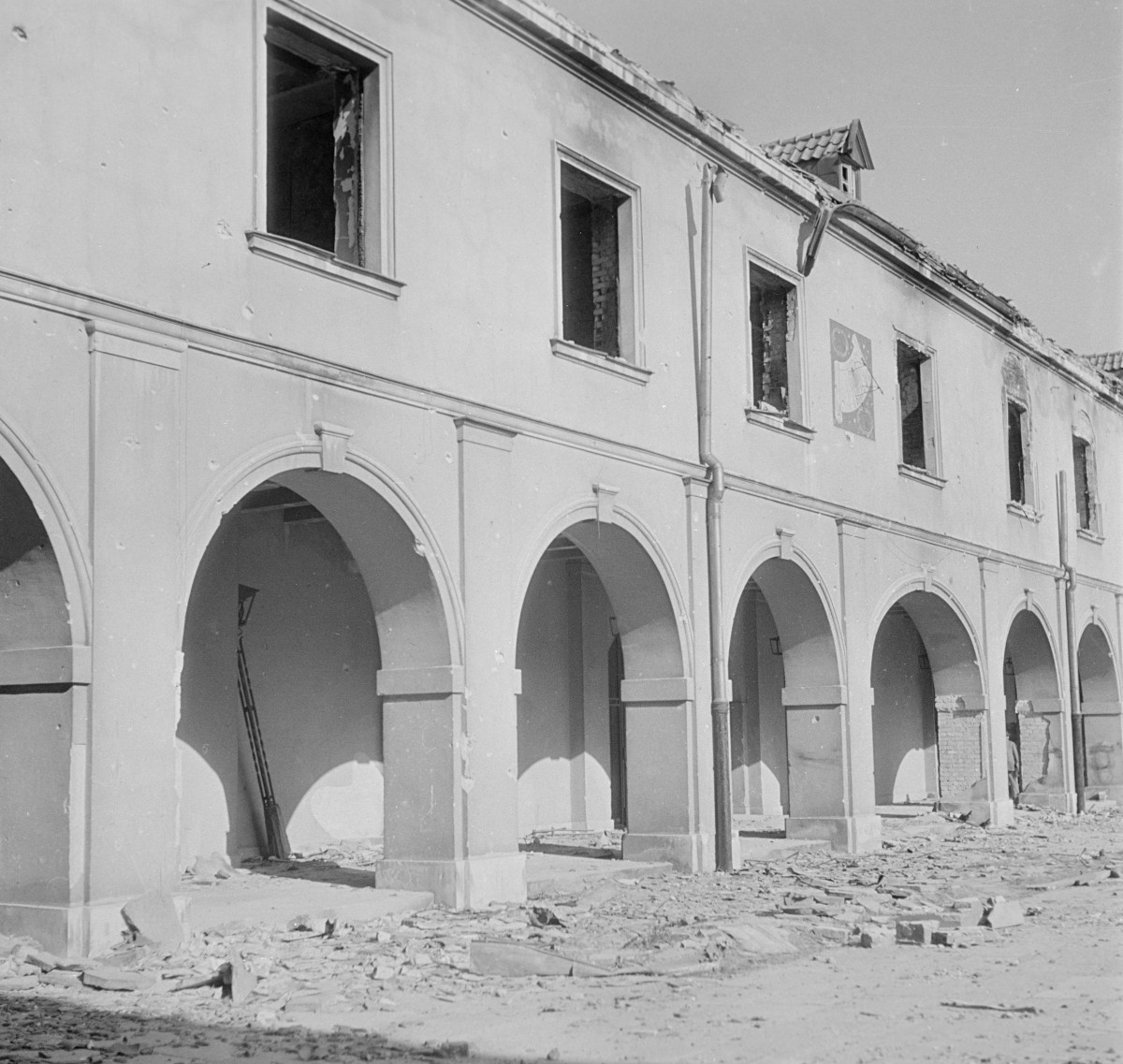 Arsenał - Archiwum Miejskie - dziedziniec i podcienie., skan 1