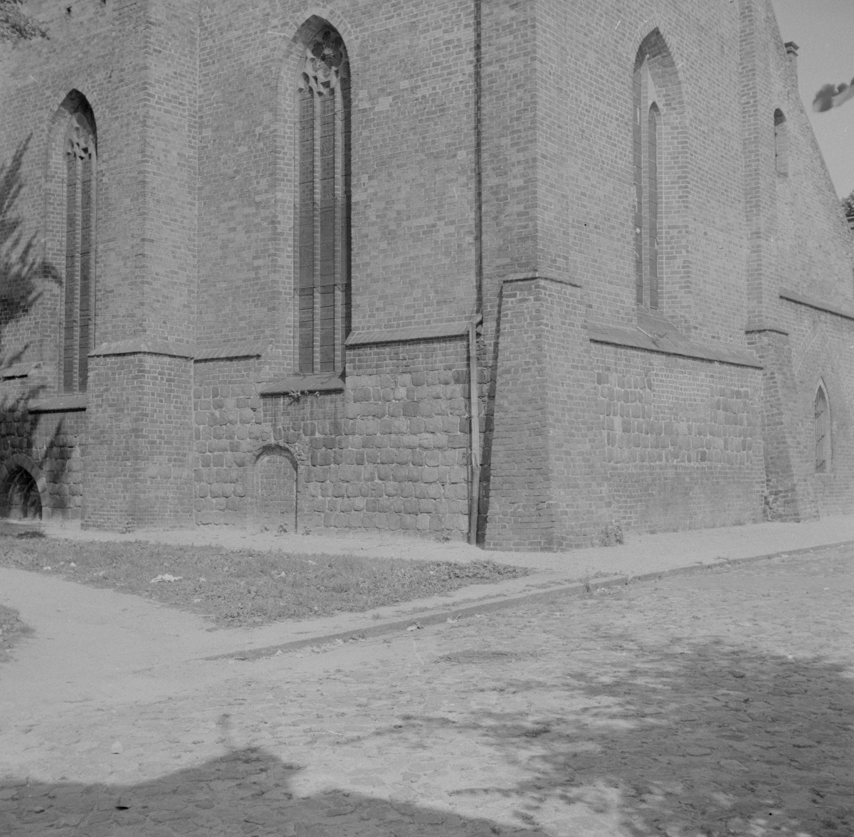 kościół parafialny pw. św. Jana Chrzciciela, fara - elewacja południowo-wschodnia, fragment muru, skan 1