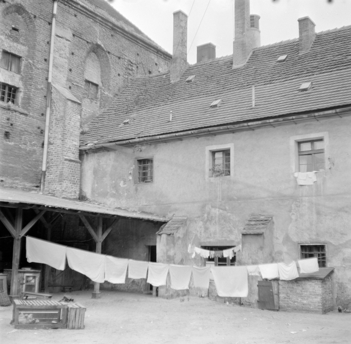 klasztor Fanciszkanów - fragment skrzydła klasztoru oraz fragment kościoła, skan 1