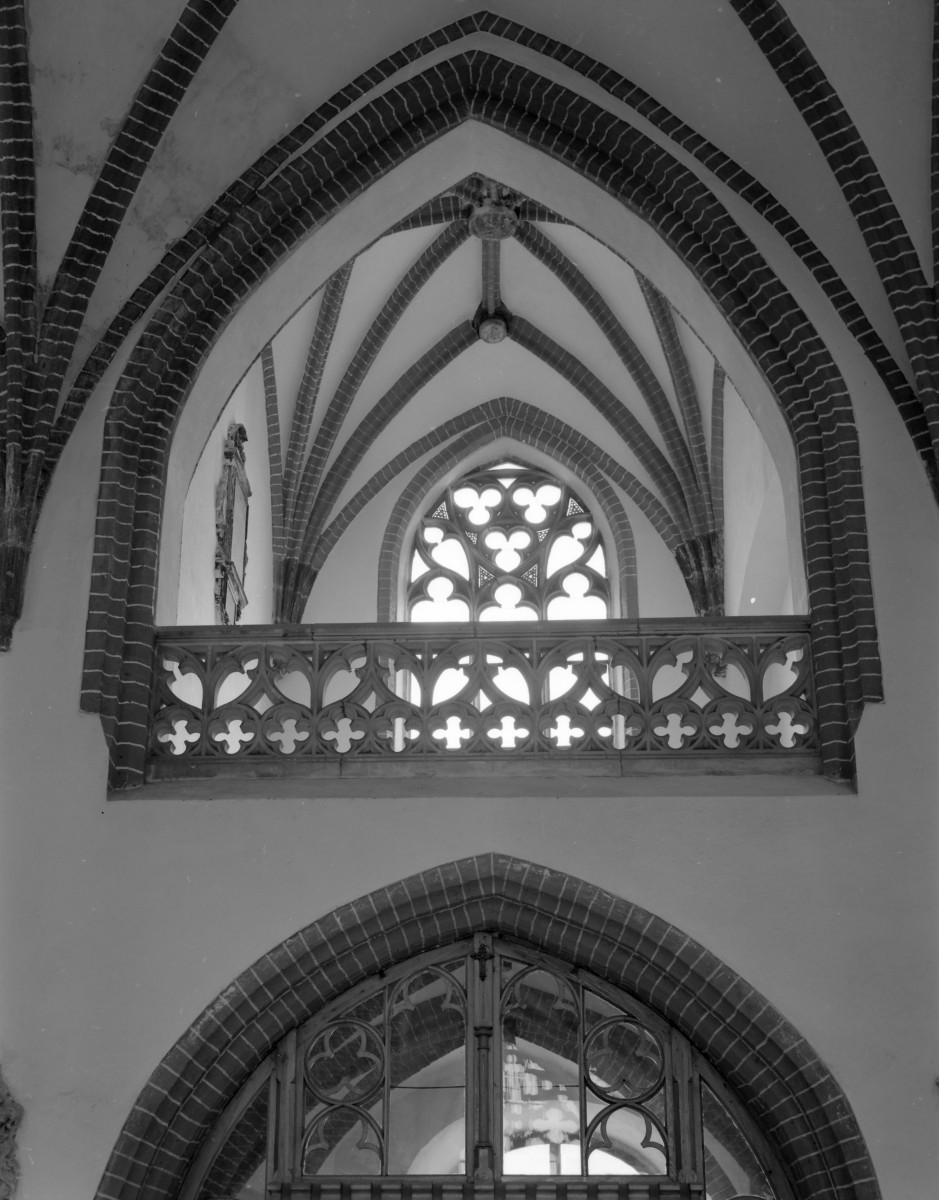 kościół pw. św. Marii Magdaleny, ob. katedra polskokatolicka - wnętrze: empora nad nawą boczną, skan 1