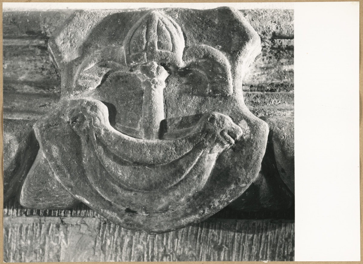 Pałac biskupów - wnętrze , I pokój senatorski , fragment kominka - herb Korab, skan 1