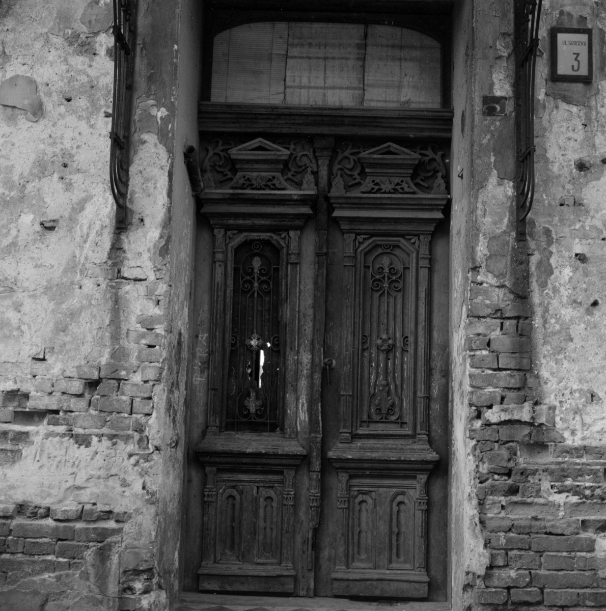 kamienica - elewacja frontowa, drzwi, detal, skan 1
