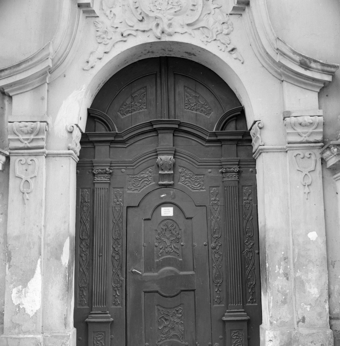 kościół św. Józefa i św. Piotra - elewacja frontowa, portal główny, skan 1