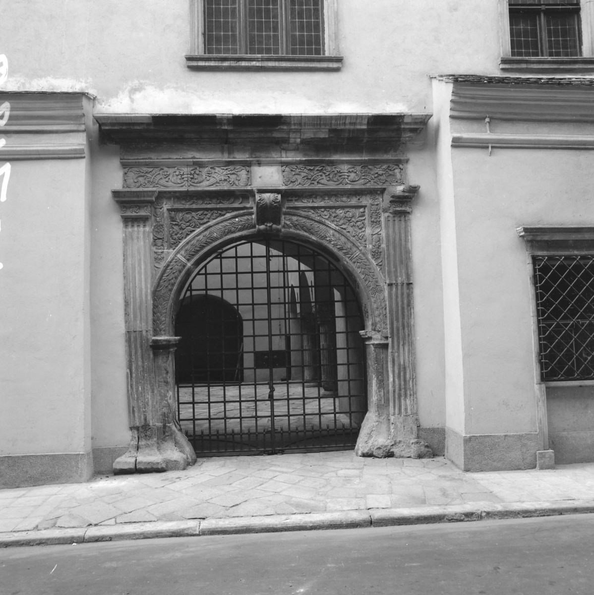 Pałac Górków - renesansowy portal, wejście na dziedziniec., skan 1