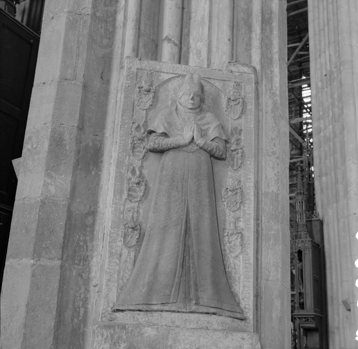 kościół pod wezwaniem św. św. Apostołów Piotra i Pawła - wnętrze: nagrobek kobiety w bocznej nawie, prawej, skan 1