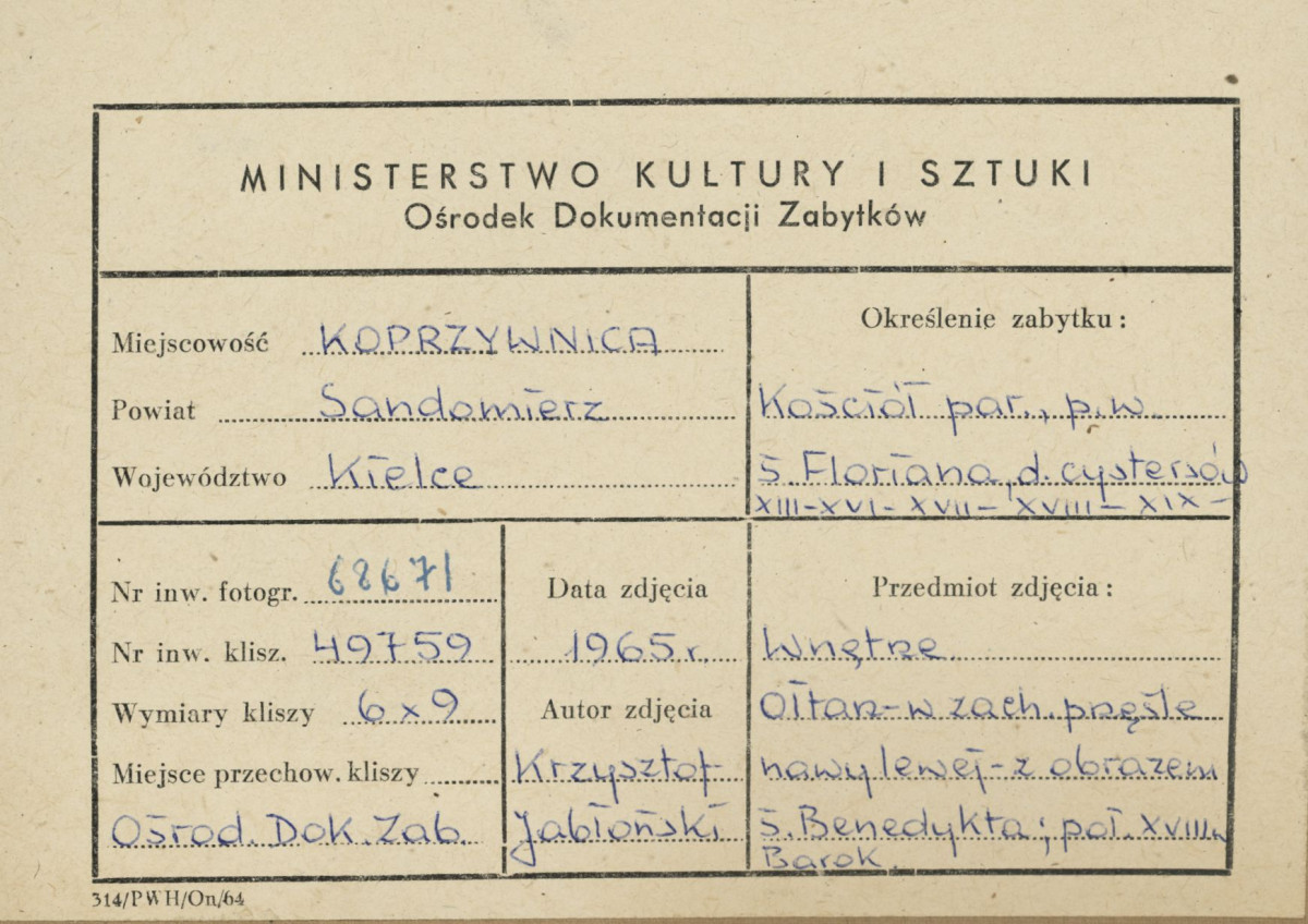 Zespół klasztorny - kościół, wnętrze , widok ołtarza bocznego w nawie bocznej z obrazem św. Benedykta - metryczka, skan 1
