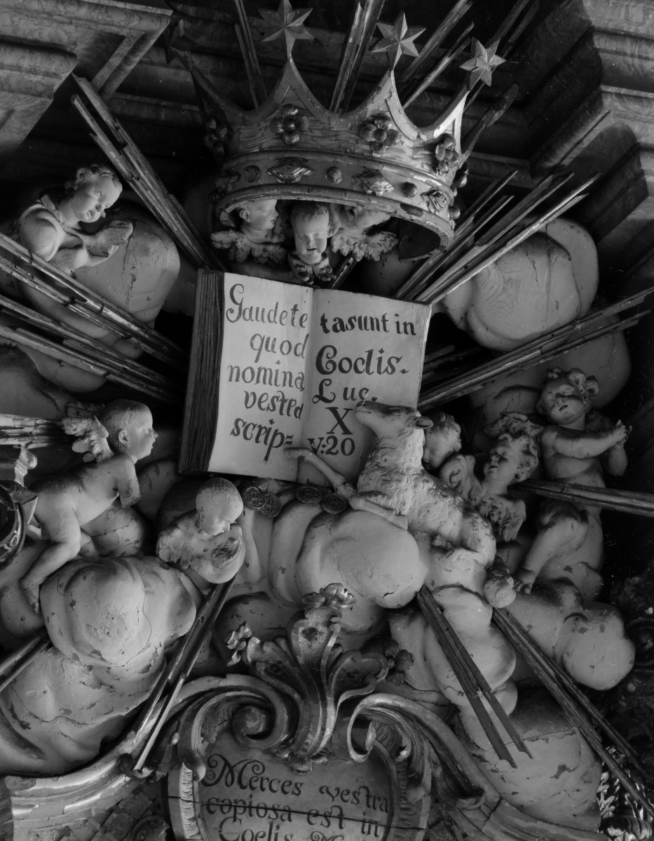 mauzoleum Piastów Świdnickich obok kościoła klasztornego, ob. parafialnego pw. Wniebowzięcia Najświętszej Marii Panny - wnętrze: zwieńczenie ołtarza środkowego, skan 1