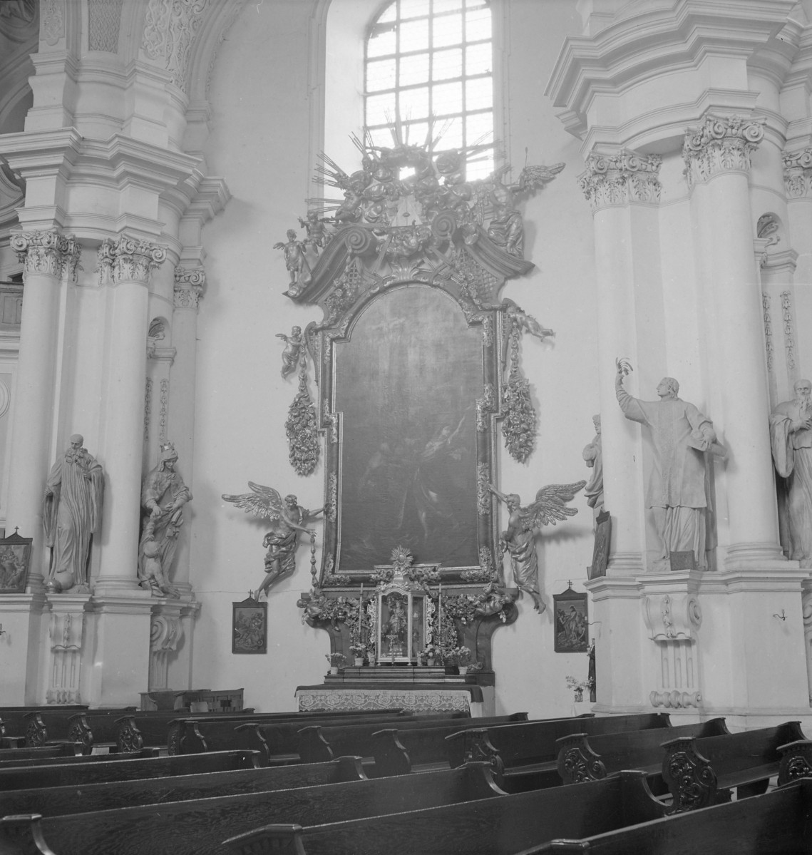 Bazylika św. Jadwigi - wnętrze: ołtarz boczny, skan 1