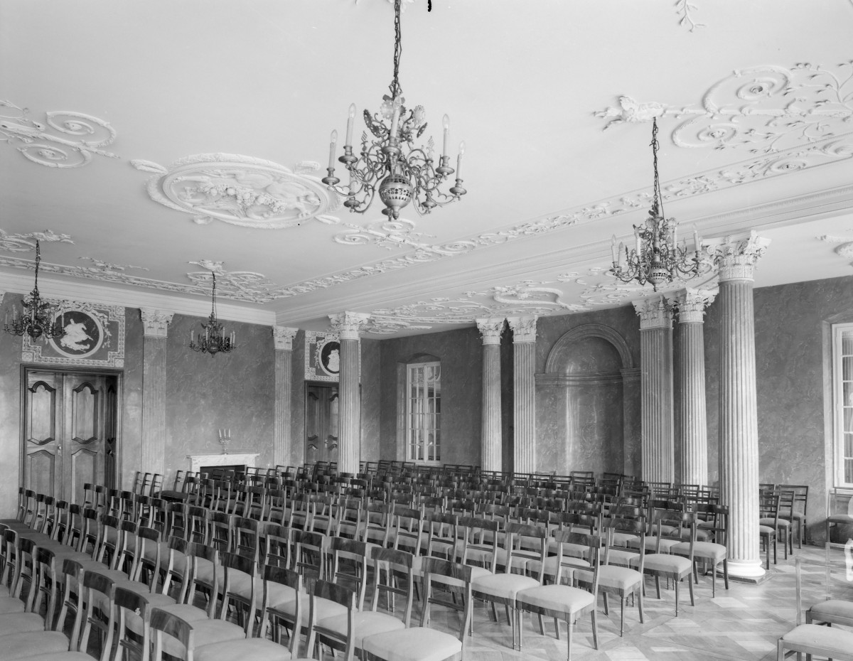 Pałac Działyńskich - wnętrze: Sala Czerwona. Dekoracja stiukowa., skan 1