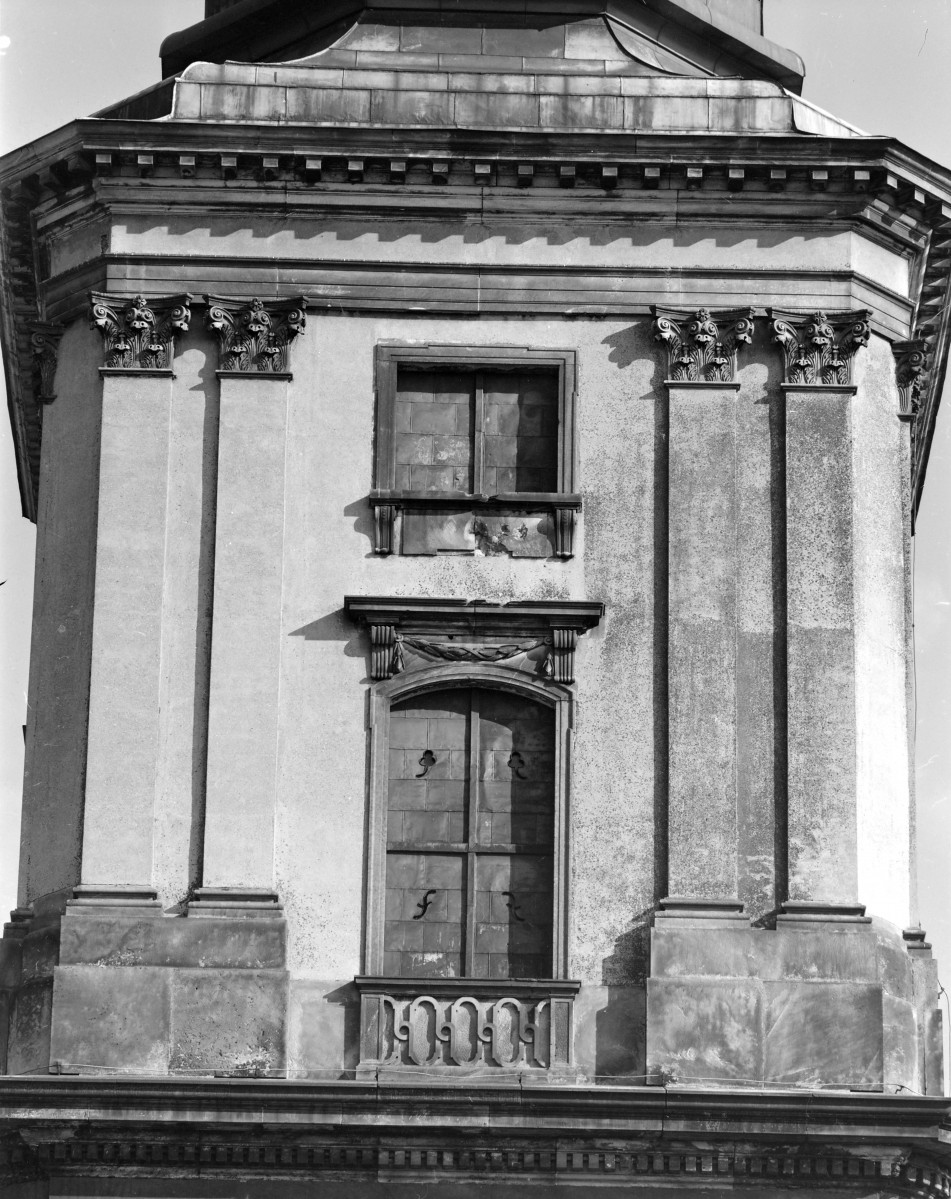 sanktuarium św. Jadwigi Śląskiej - wieża, fragmenty górnej elewacji , skan 1