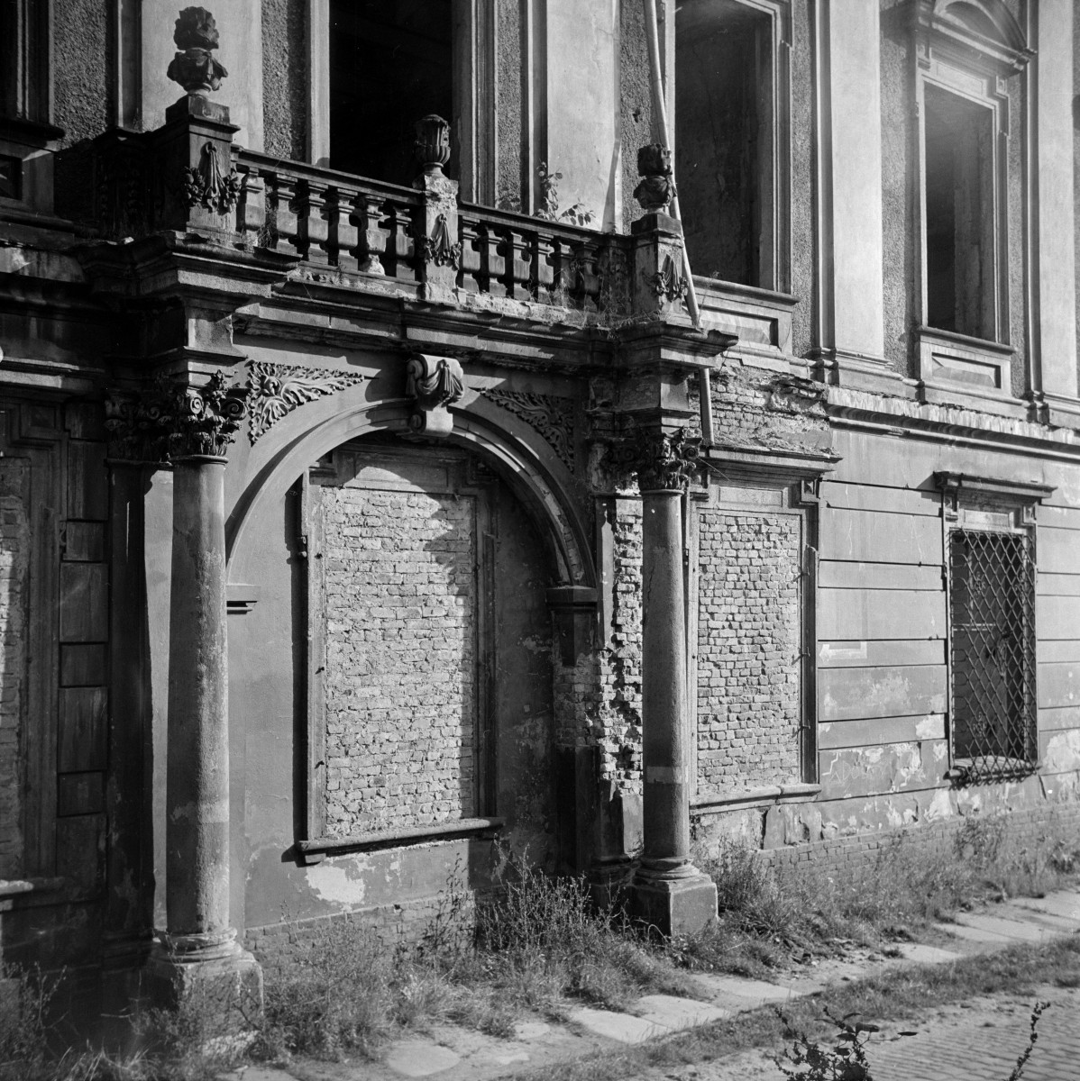 pałac biskupów - elewacja, zamurowany portal, skan 1