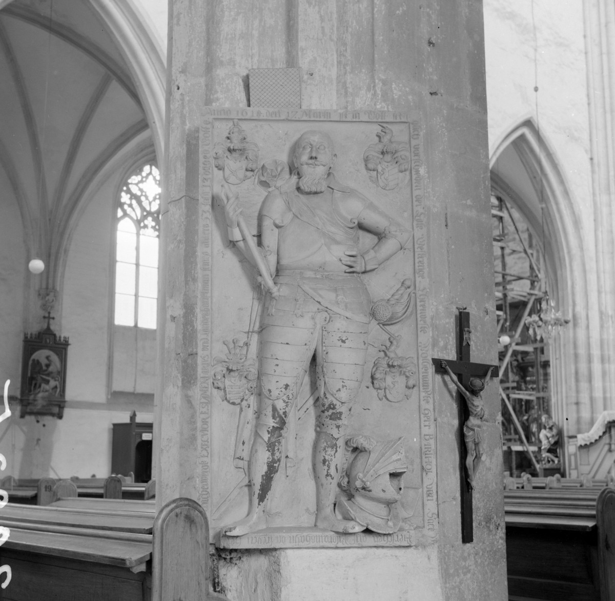 kościół pod wezwaniem św. św. Apostołów Piotra i Pawła - wnętrze: nagrobek rycerza, skan 1