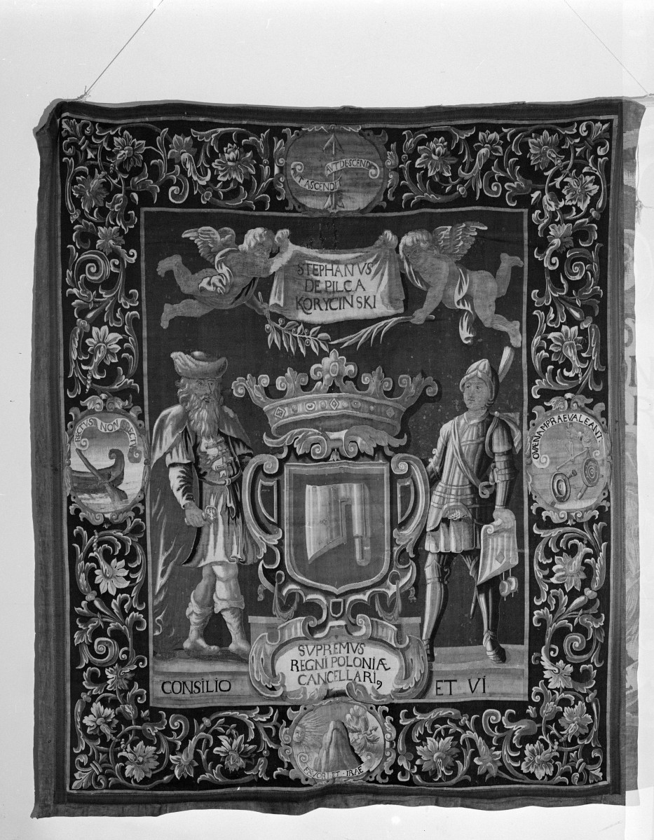 Muzeum Narodowe - Tapiseria z herbem Topór kanclerza Stefana Korycińskiego., skan 1