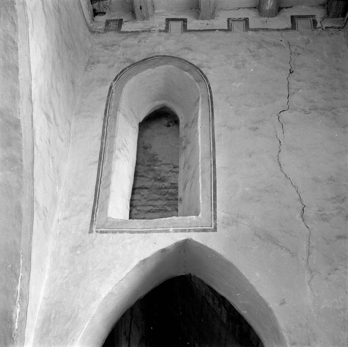 kościół św. Ducha - wnętrze, transept i zamurowane okno nad przejściem do nawy, skan 1