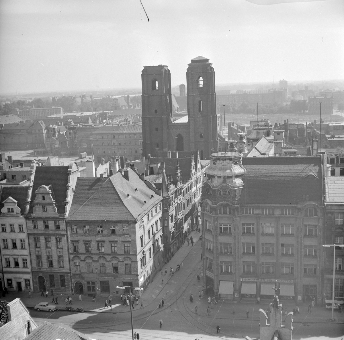 widok miasta z lotu ptaka - fragment z kościołem pw. św. Marii Magdaleny, ob. katedra polskokatolicka, skan 1