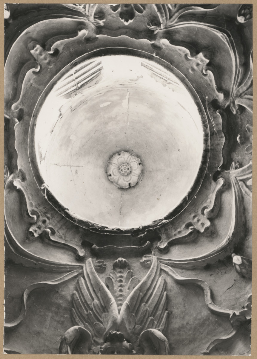  Zespół klasztorny Dominikanów - kościół, wnętrze, widok na latarnię i fragment stiukowej dekoracji kopuły kaplicy Męczenników , skan 1