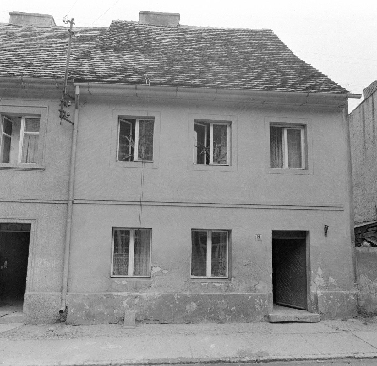 dom mieszkalny, ul. Narutowicza 14 - elewacja frontowa, skan 1