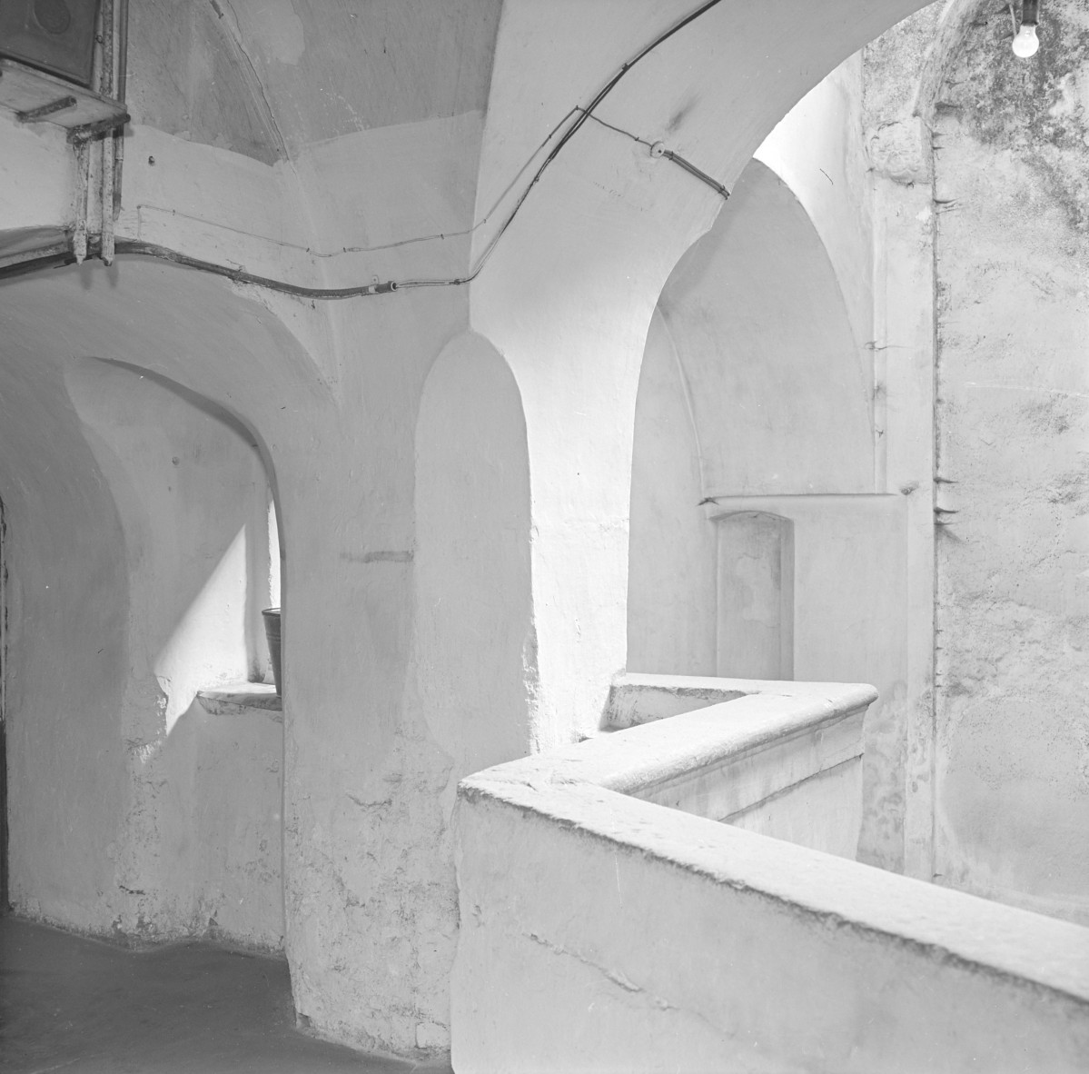 rynek miasta - kamienica - wnętrze - piętro I - klatka schodowa - fragment, skan 1