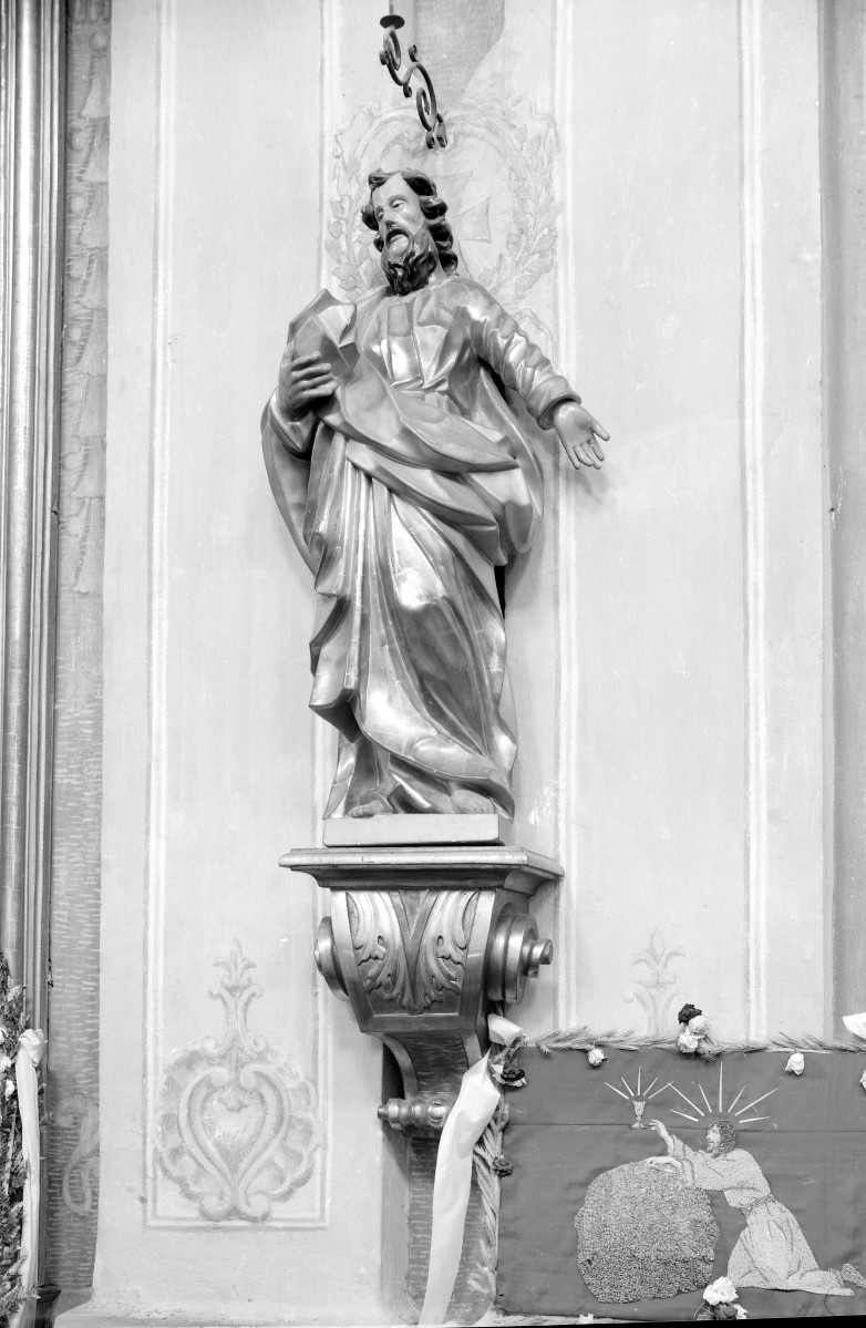 Kościół Wniebowzięcia NMP - wnętrze: rzeźba apostoła na cokole, skan 1