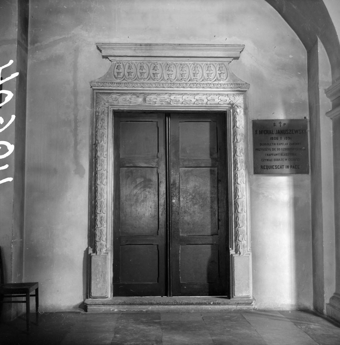 kościół pobenedyktyński pw. św. Michała Archanioła - wnętrze: portal do klasztoru, skan 1