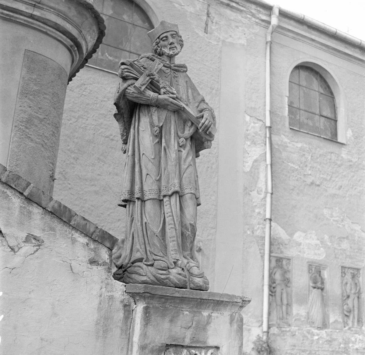 kościół pw. Jana Chrzciciela - Sanktuarium Matki Bożej Grodowieckiej – Jutrzenki Nadziei - rzeźba Jana Nepomucena przed kościołem, skan 1