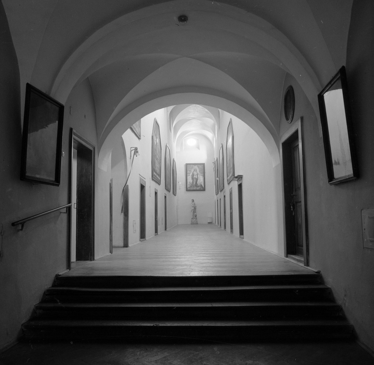 klasztor ss. Mniszek Benedyktynek - wnętrze - korytarz skrzydła południowego, skan 1