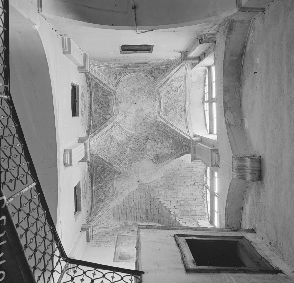 rynek miasta - kamienica - wnętrze - sklepienie klatki schodowej, skan 1