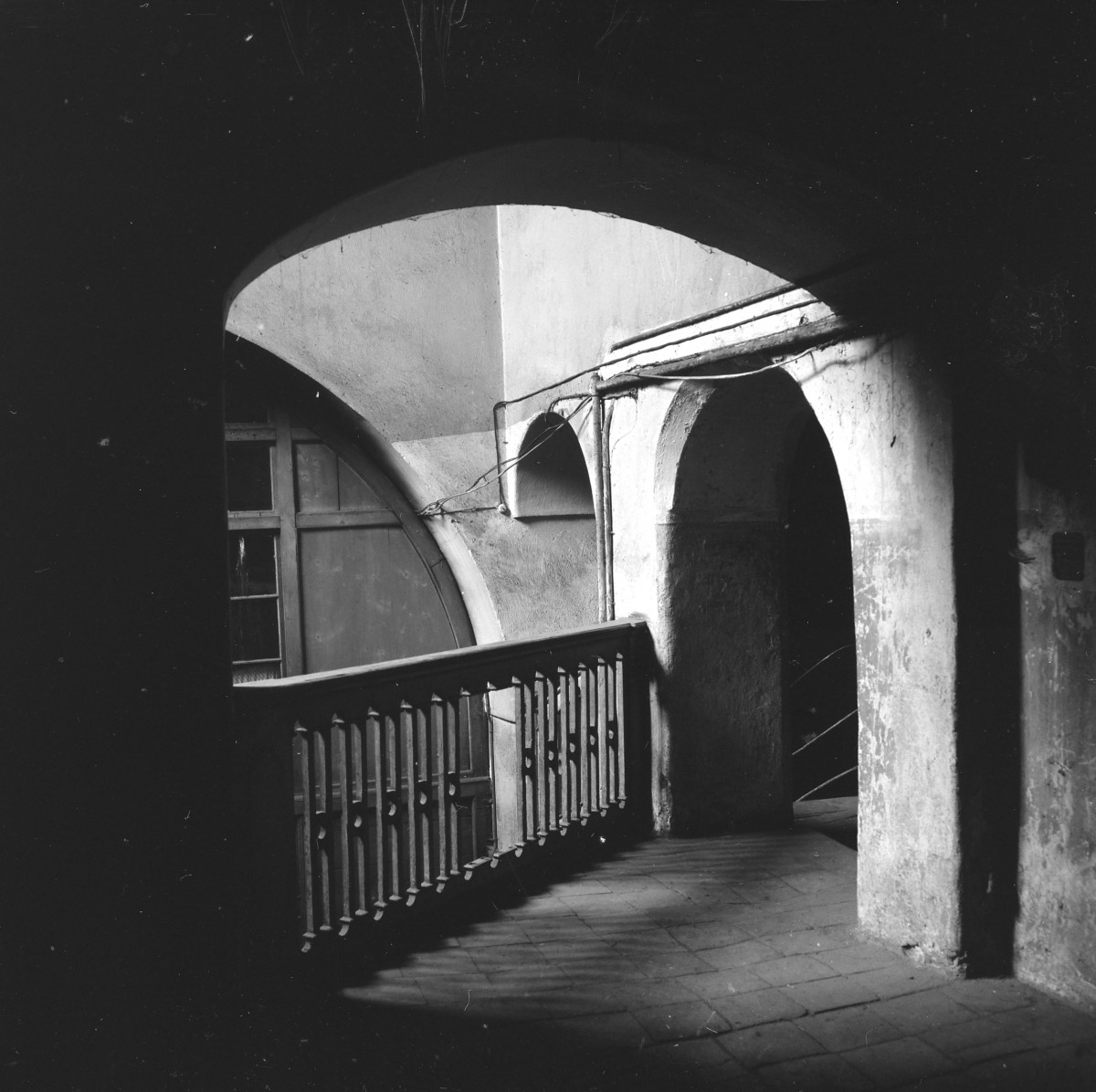 rynek miasta - kamienica - wnętrze - piętro II - klatka schodowa - fragment, skan 1