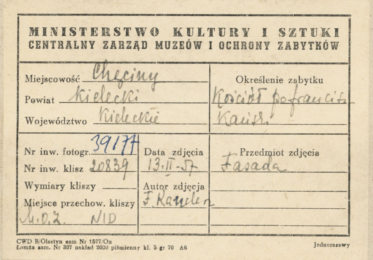 Zespół klasztorny Franciszkanów - widok na fasadę kościoła - metryczka, skan 1