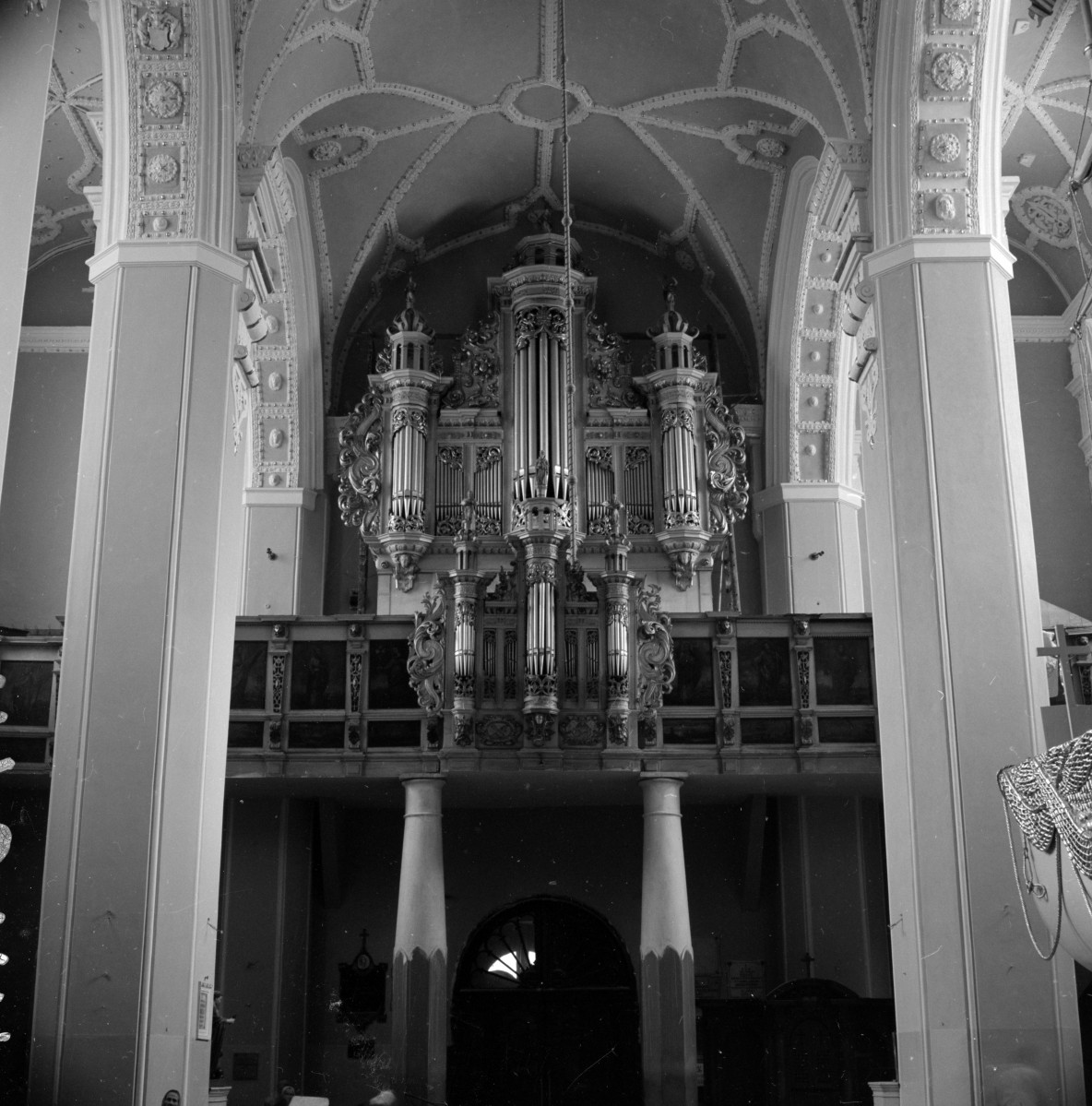 kościół św. Stanisława Biskupa - wnętrze, prospekt organowy, skan 1