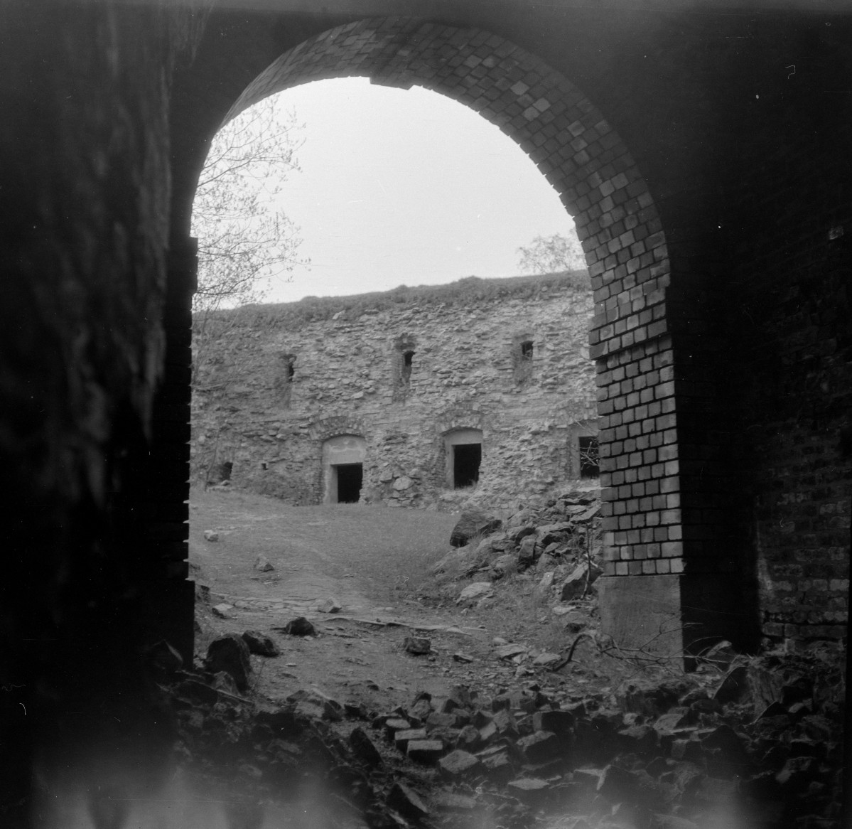 Twierdza Srebrna Góra - Bastion Dolny - dziedziniec, skan 1
