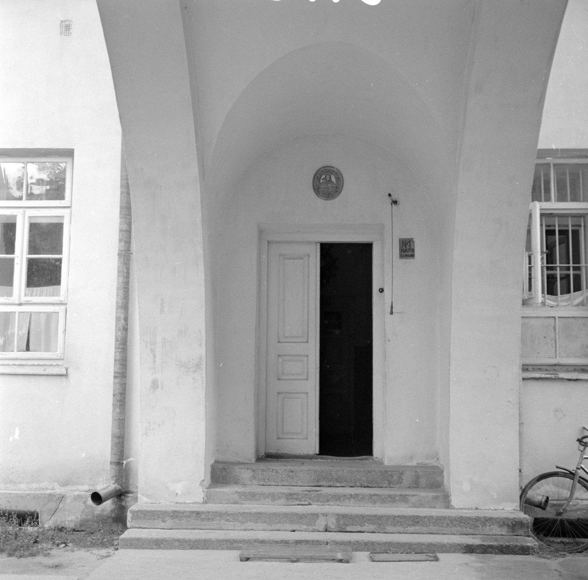 klasztor Ojców Paulinów - elewacja i portal, skan 1