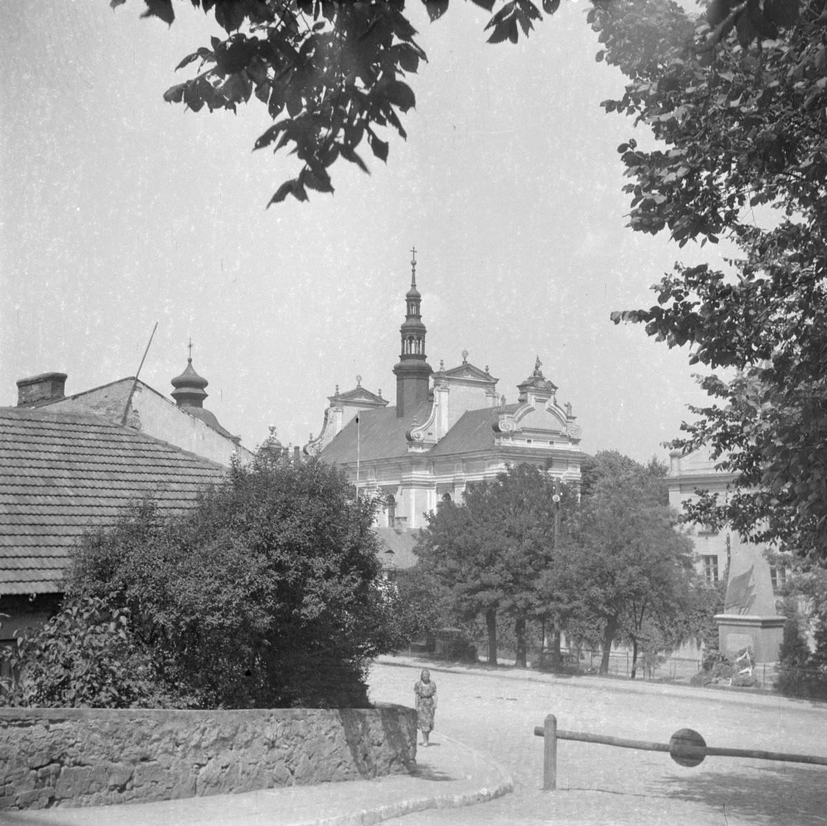 klasztor Benedyktynek - kościół pw. św. Michała Archanioła - elewacja południowo - wschodnia, skan 1