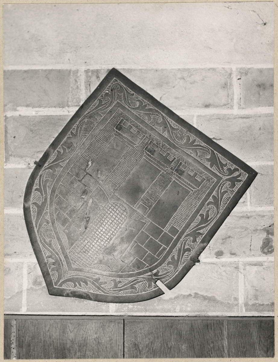  Zespół klasztorny Dominikanów - kościół, brązowa tarcza herbowa z nagrobka panów ze Słupczy , skan 1